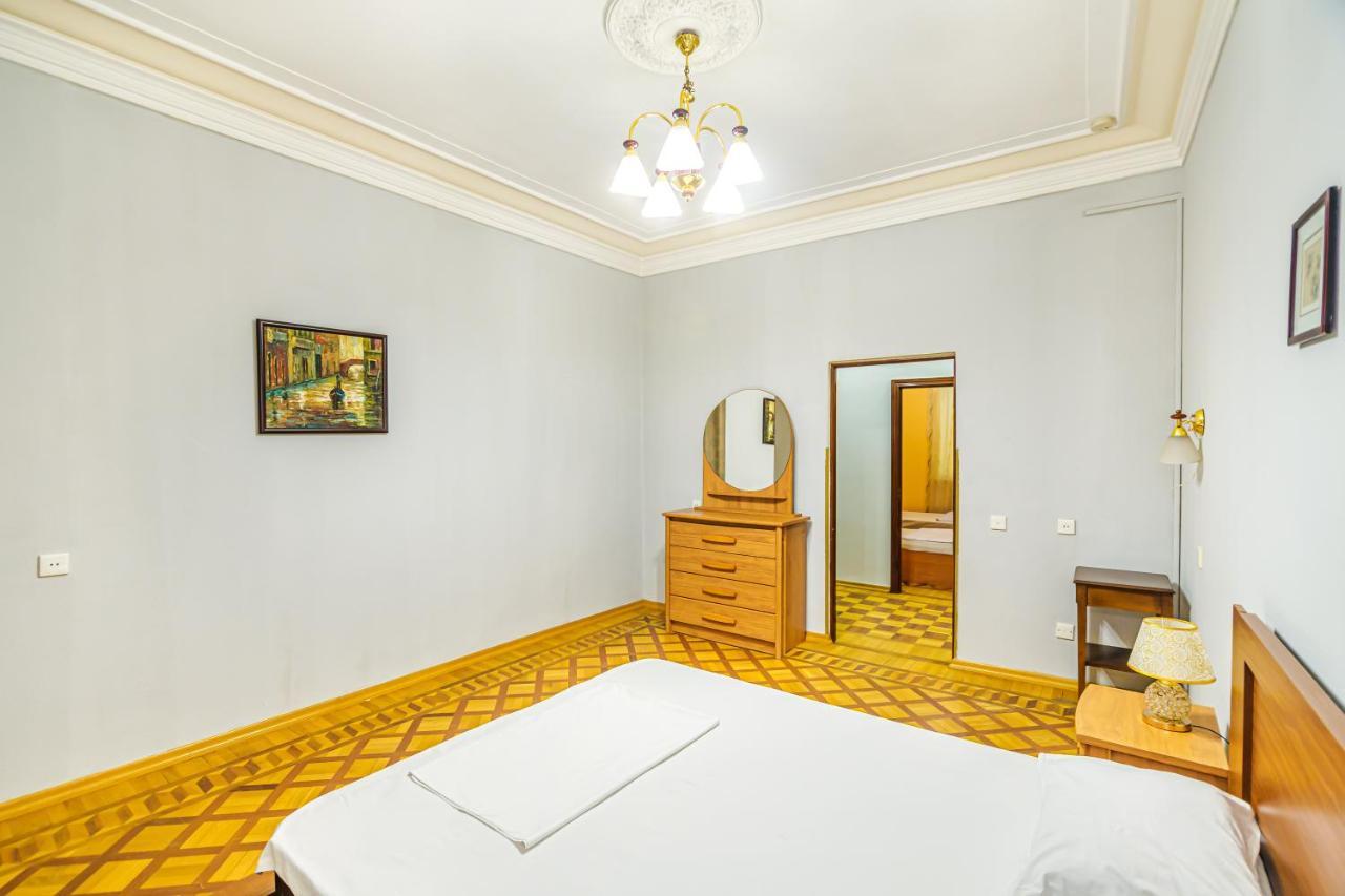 Targovu Nizami Street 4 Room Baku Exteriör bild